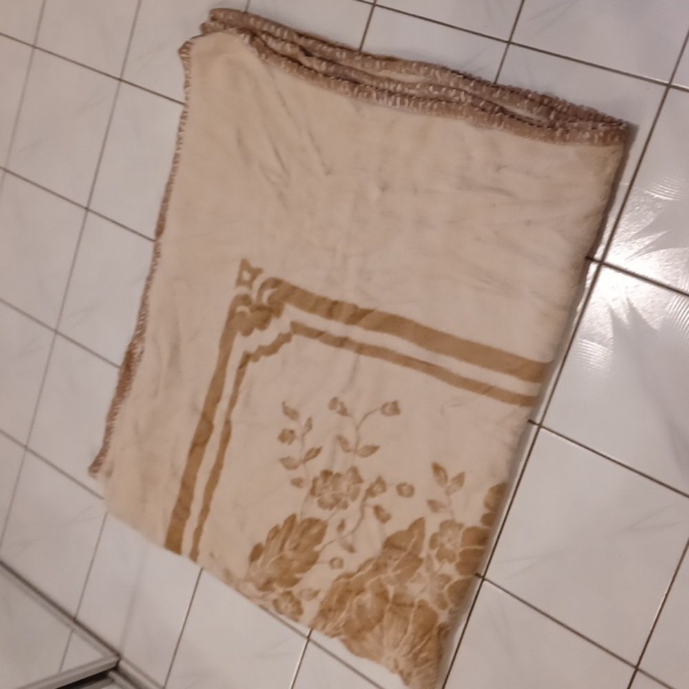 4/$40 Large Floral Patterned Cream & Tan Fleece Blanket - Not New! (Please Read)